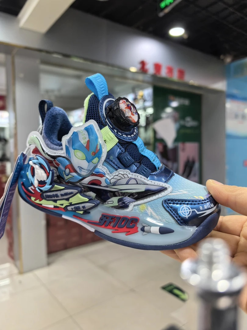 新款冬季男童旋转纽扣奥特曼发光运动鞋