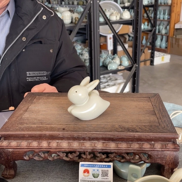 摆件月白釉奔奔兔