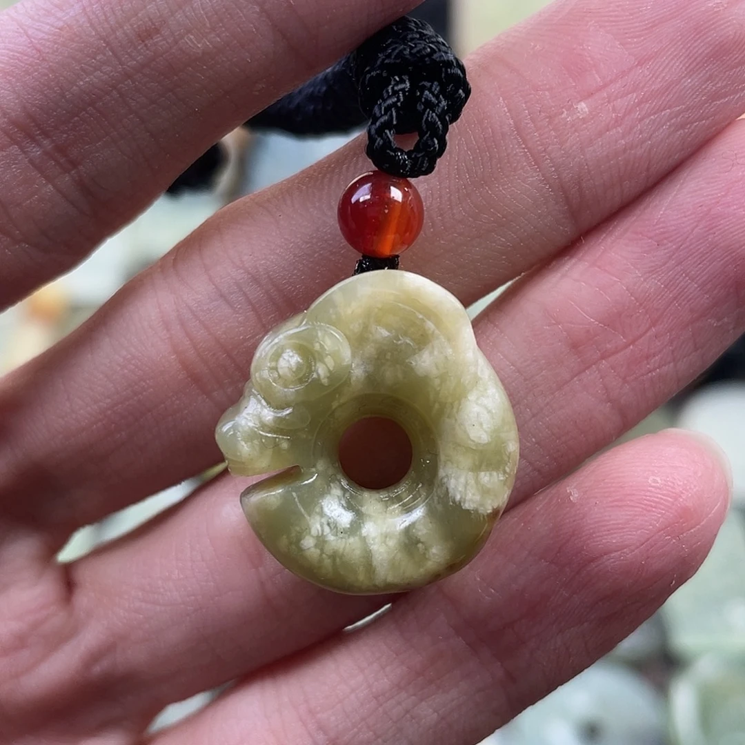 蛇纹石玉未镶嵌颈饰