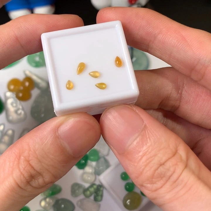 柒***辣翡翠未镶嵌颈饰水滴