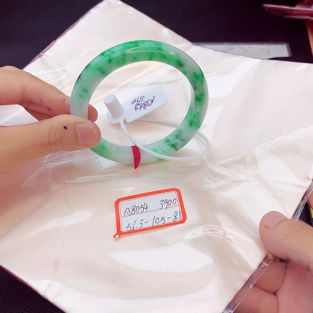 翡翠手镯未镶嵌翡翠