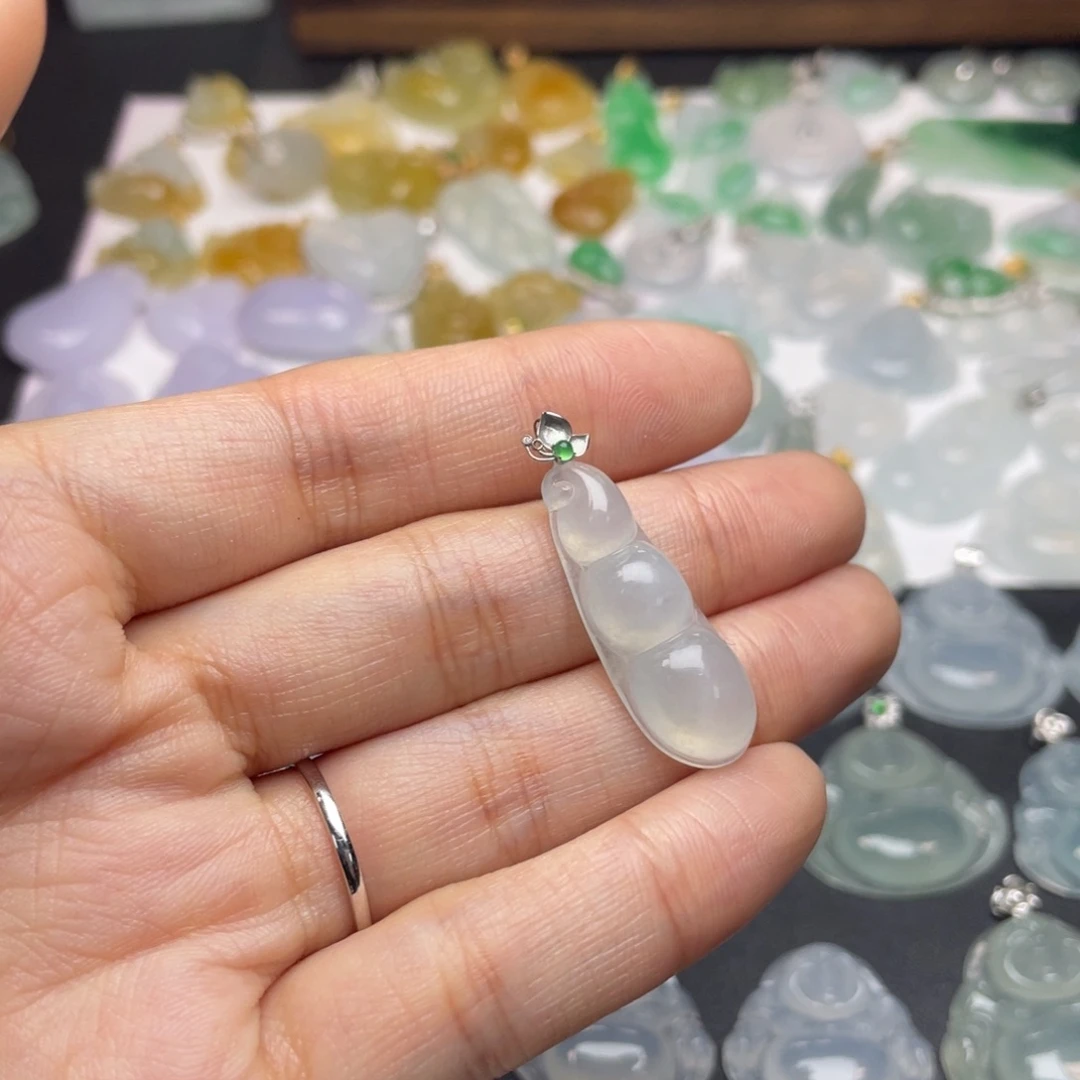 翡翠未镶嵌颈饰豆