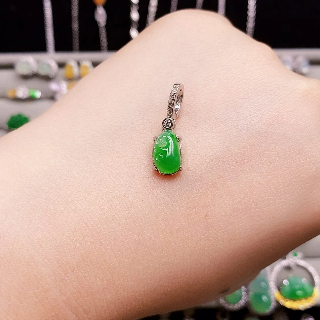 翡翠银S925镶嵌颈饰如意