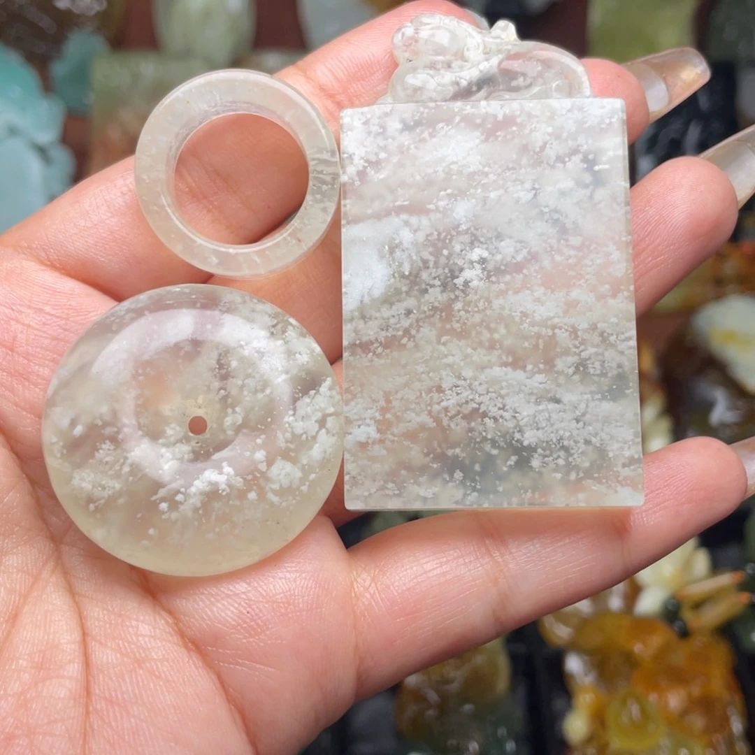 蛇纹石玉未镶嵌颈饰肉**团