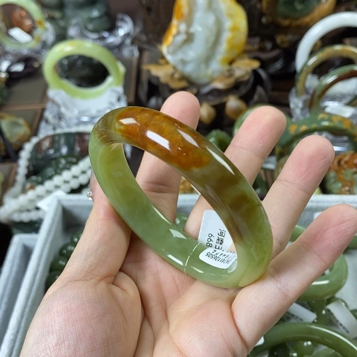 透闪石质玉手镯未镶嵌七****筋