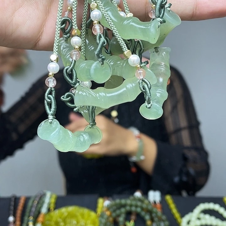 蛇纹石玉未镶嵌颈饰