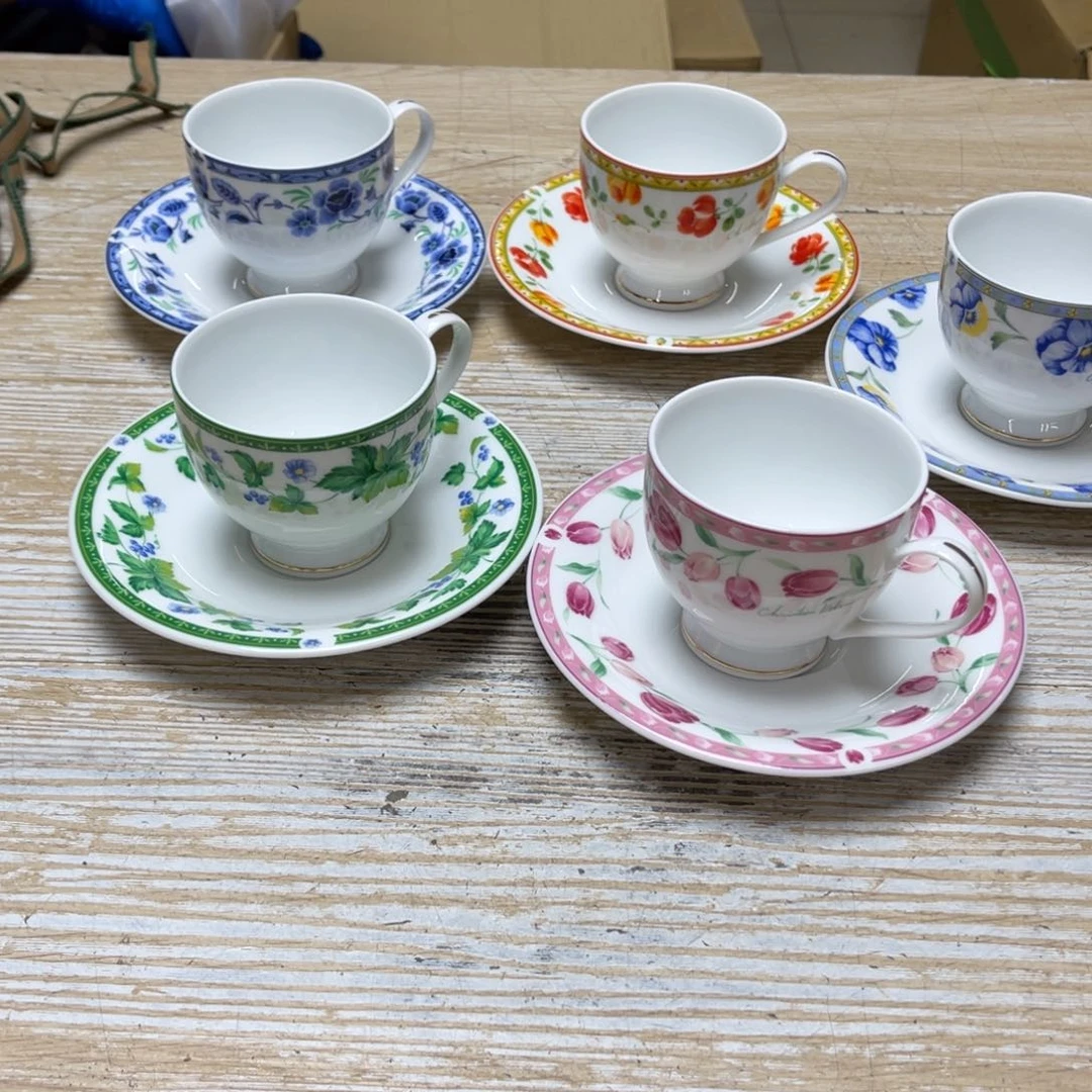 瓷片密密麻麻地排列着一个