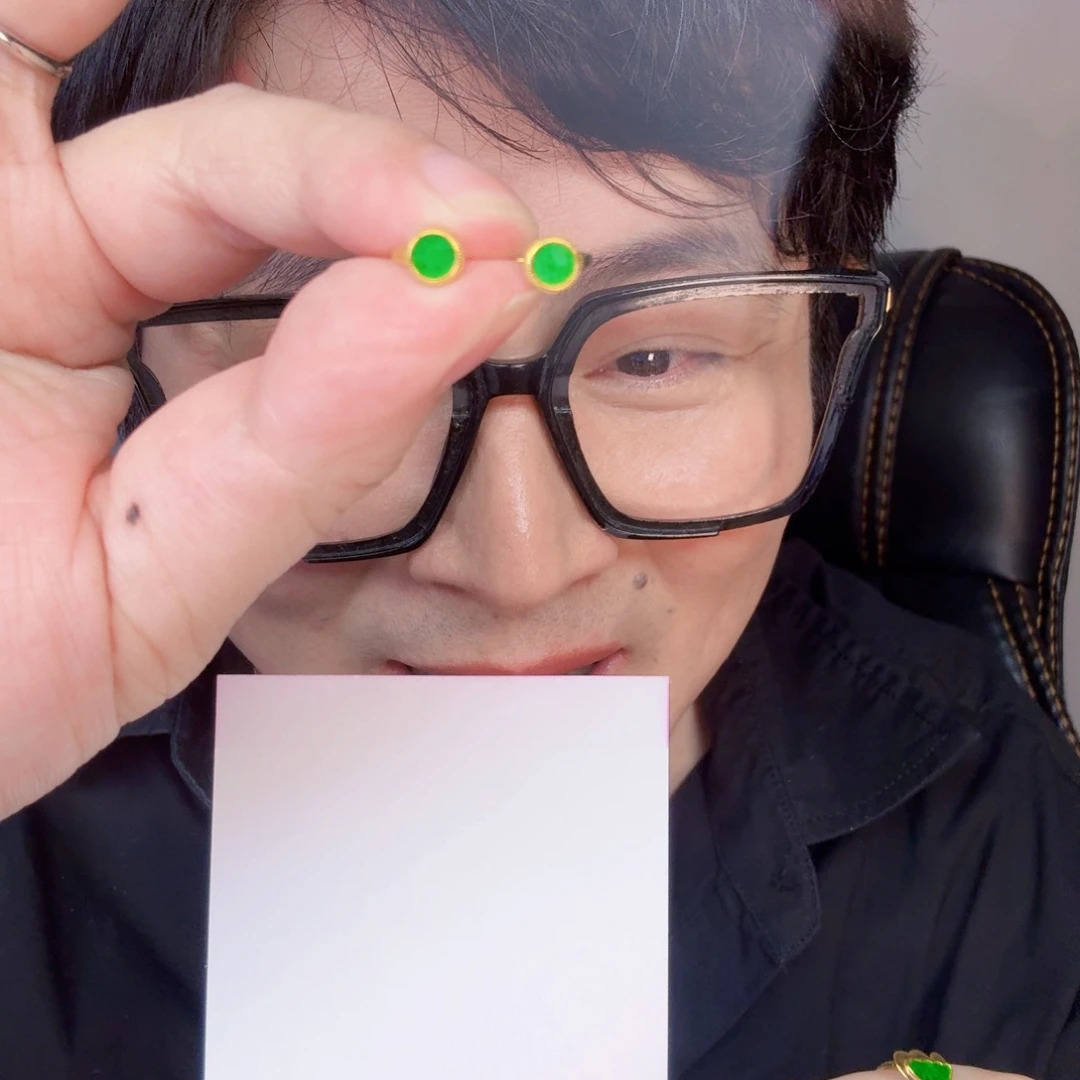 翡翠未镶嵌颈饰一对