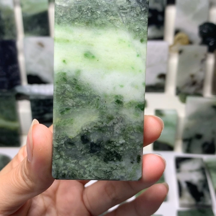 独山玉未镶嵌颈饰