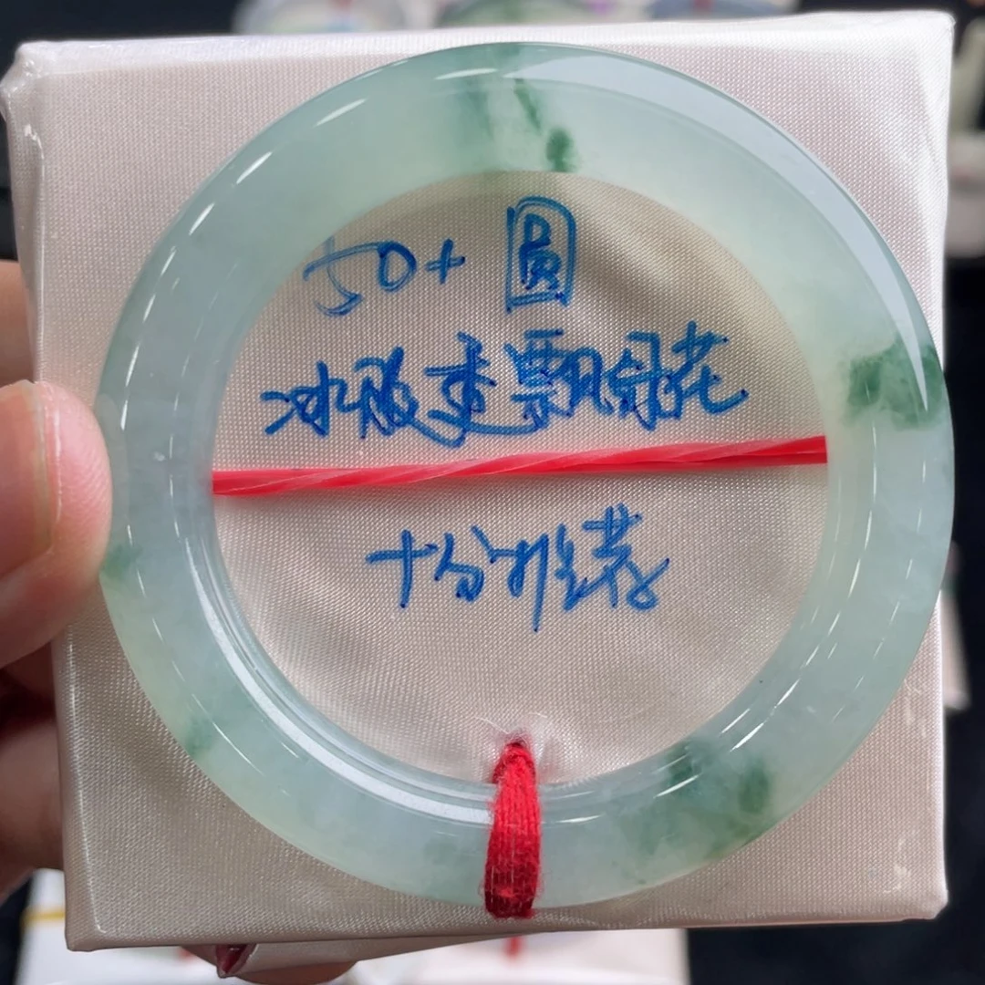 翡翠手镯未镶嵌翡翠手镯