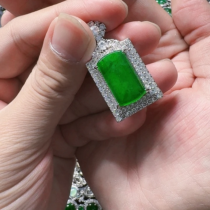 翡翠颈饰未镶嵌天然A货翡翠放漏