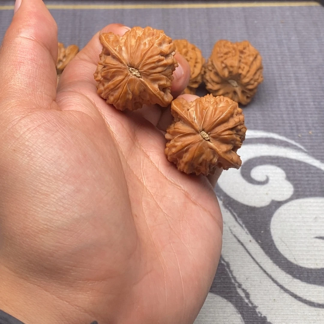 文玩核桃吊坠全品原桩山地正磨红皮38