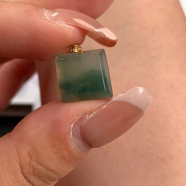 翡翠颈饰18K金镶嵌无事牌