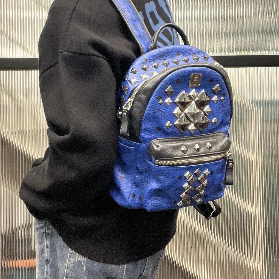 95新 MCM 【涛】17BJM0 蓝黑双色铆钉双肩包