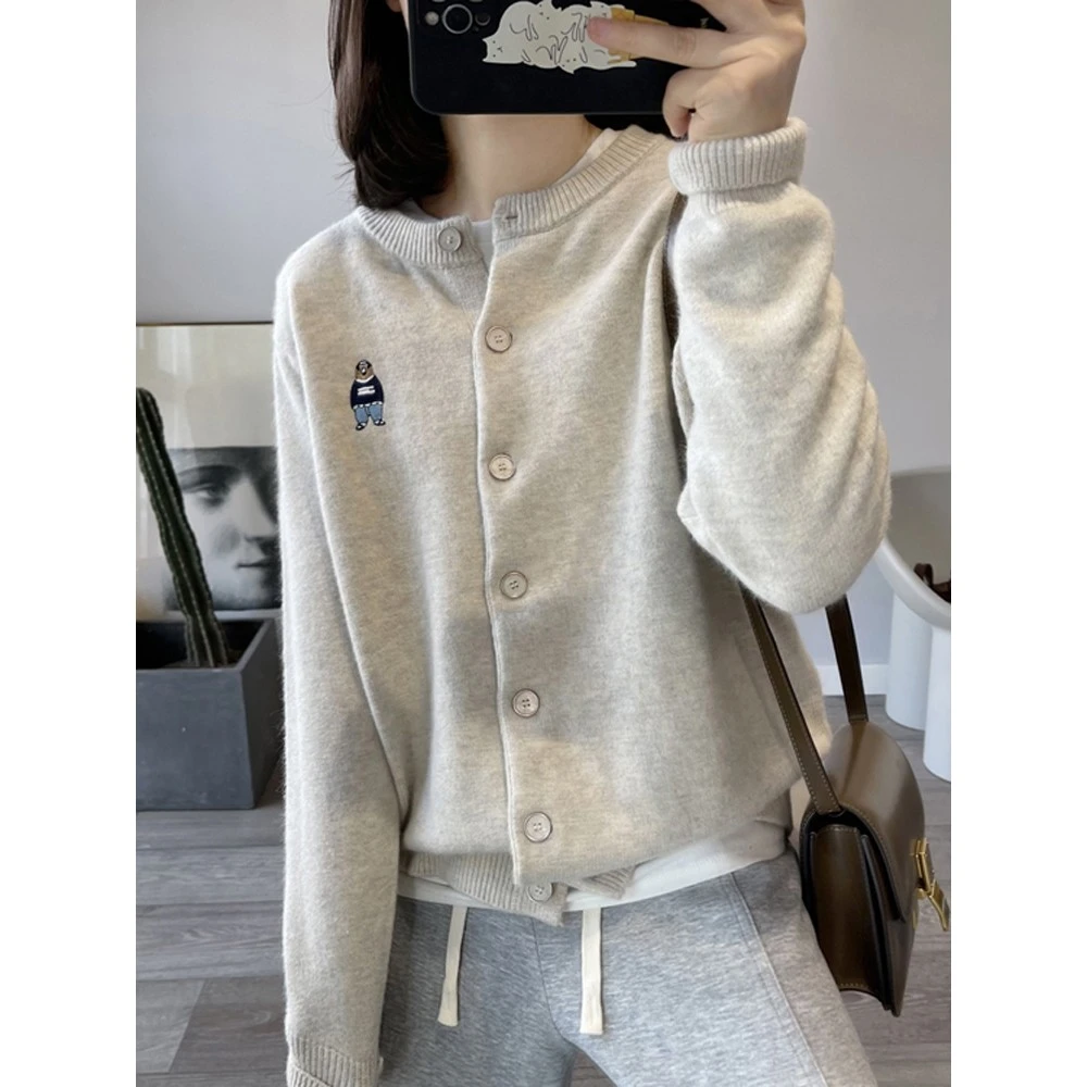 精致刺绣小熊针织开衫女春秋新款单排扣圆领长袖毛衣外套软糯上衣