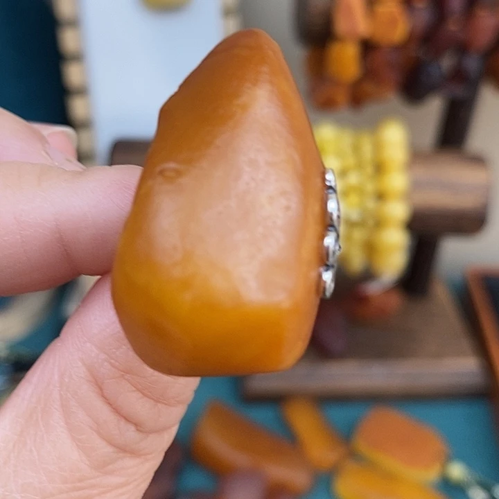 蜜蜡未镶嵌颈饰戒指