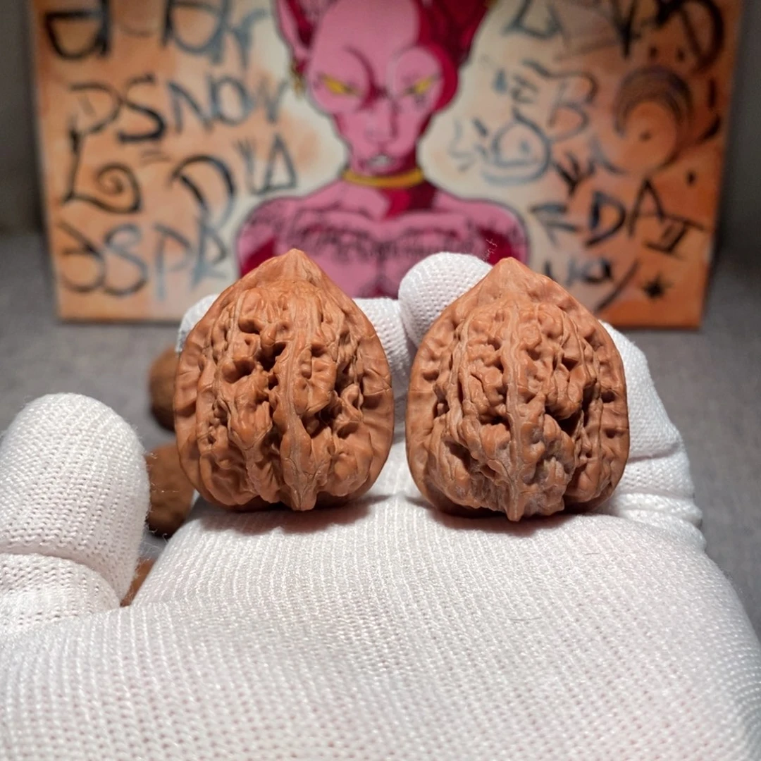 文玩核桃把件赤龙鸡心