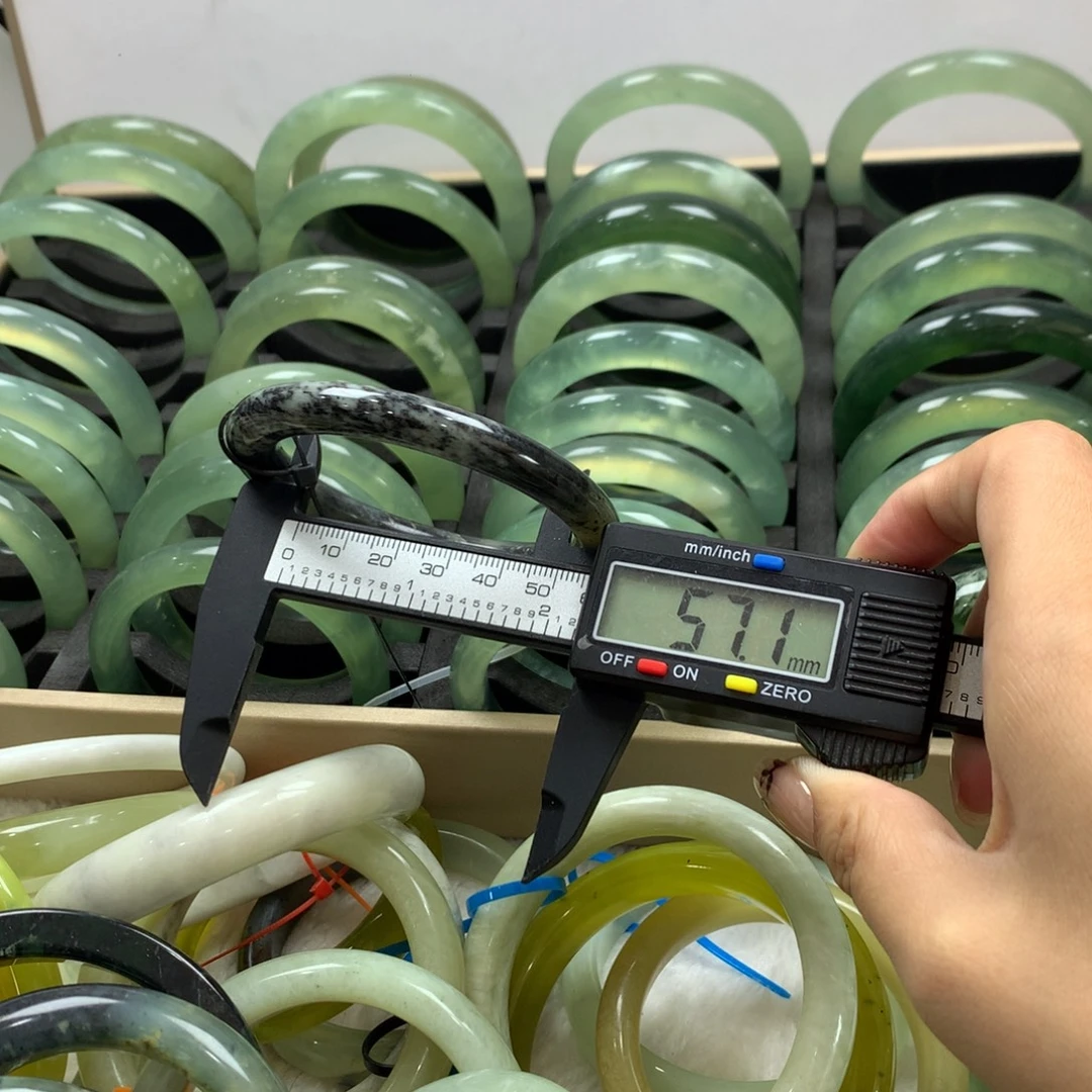 蛇纹石玉未镶嵌手镯260