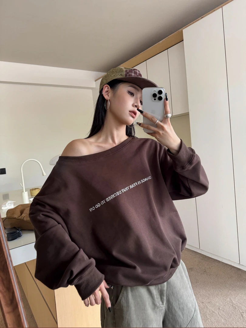 杨九七高级印花斜肩长袖卫衣女秋季松弛感宽松显瘦露肩上衣70054