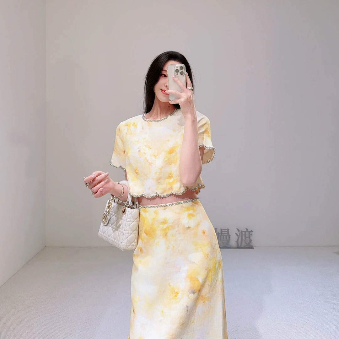 嫚渡2025春夏度假新款亚麻花边下摆手工钉钻点缀设计感上衣