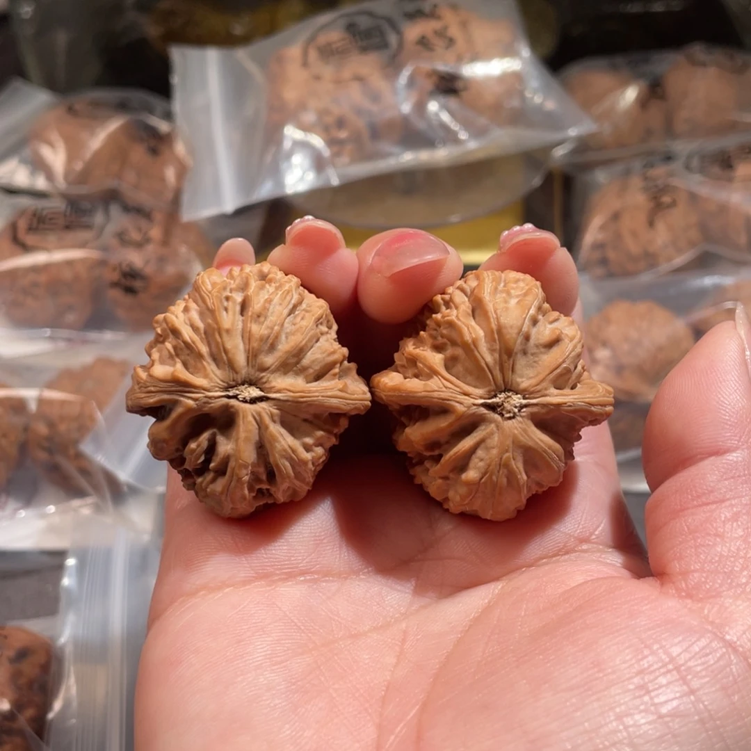 文玩核桃吊坠不****。36白狮子