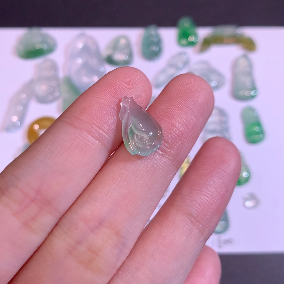 翡翠未镶嵌颈饰玉兰花