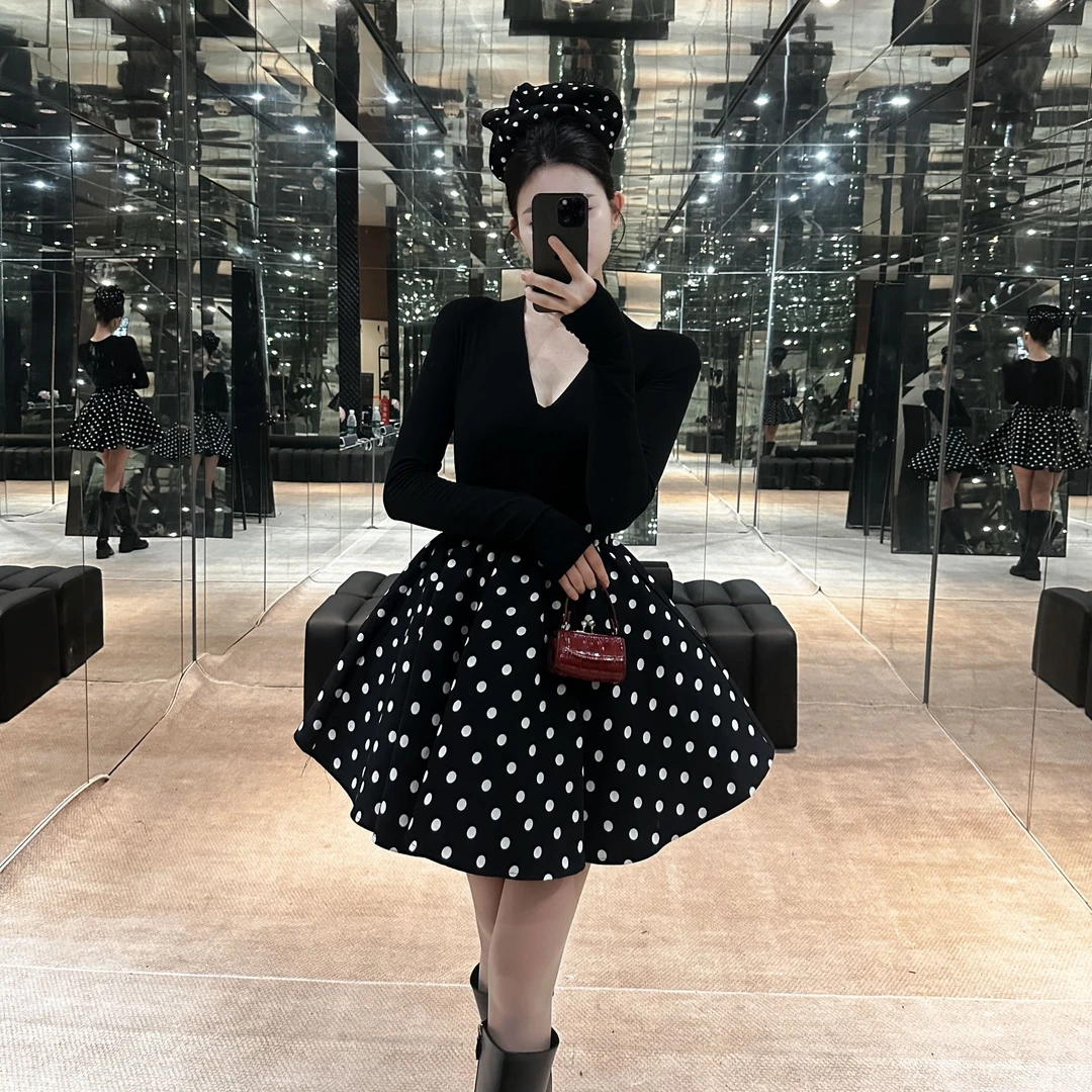 复古百搭V领上衣邻家气质时尚显瘦波点小黑裙蓬蓬裙2件套