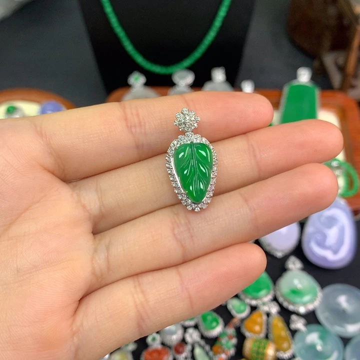 翡翠18K金镶嵌颈饰翡翠