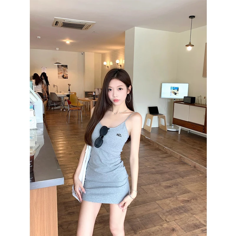 MissCocoli可可里小姐辣妹带胸垫修身吊带刺绣连衣裙