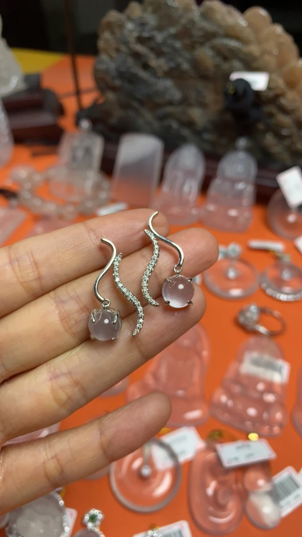 俄料石英质玉耳饰