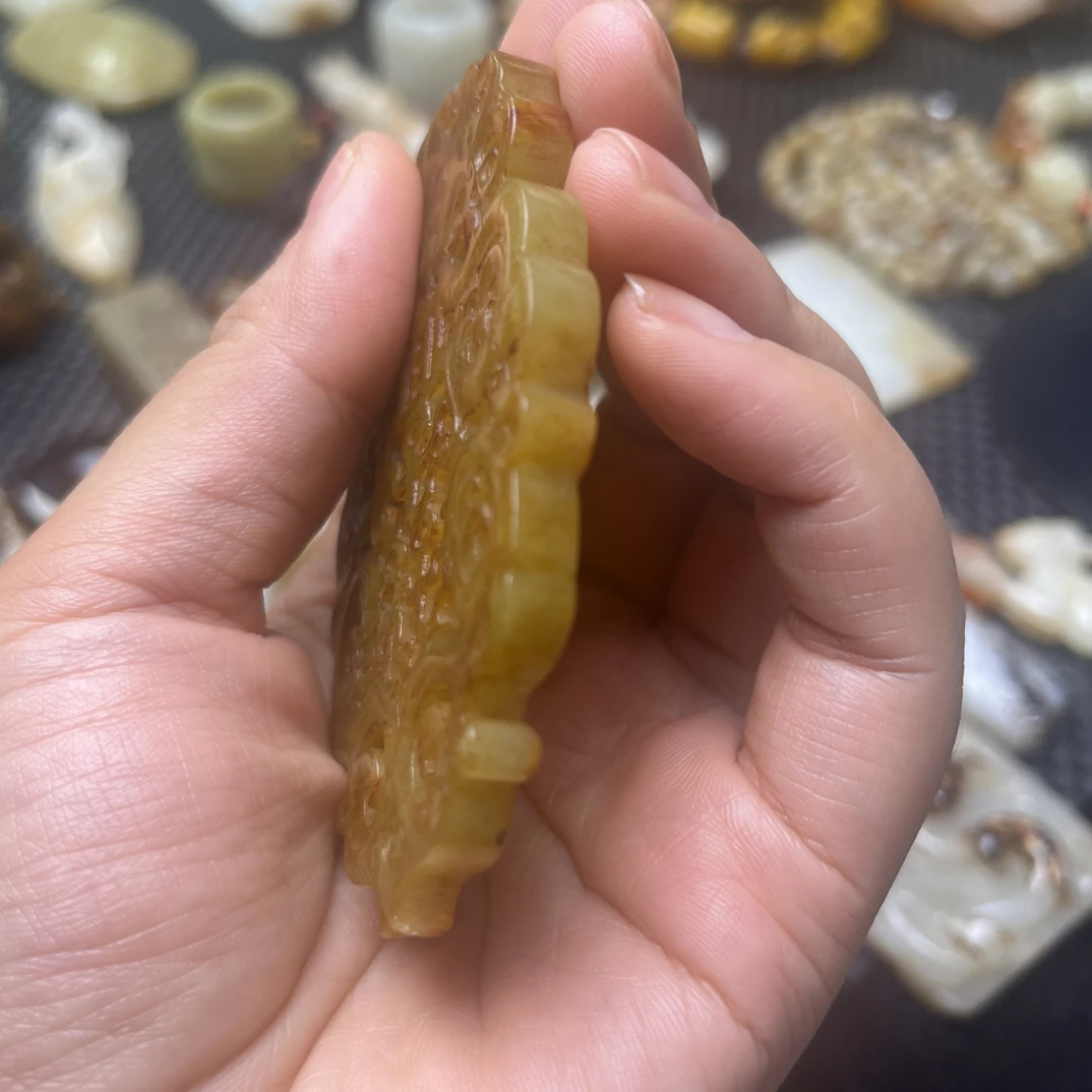 只买单纯的吊坠，没带链子，属的性质。吊坠 镂空雕刻的挂件精美