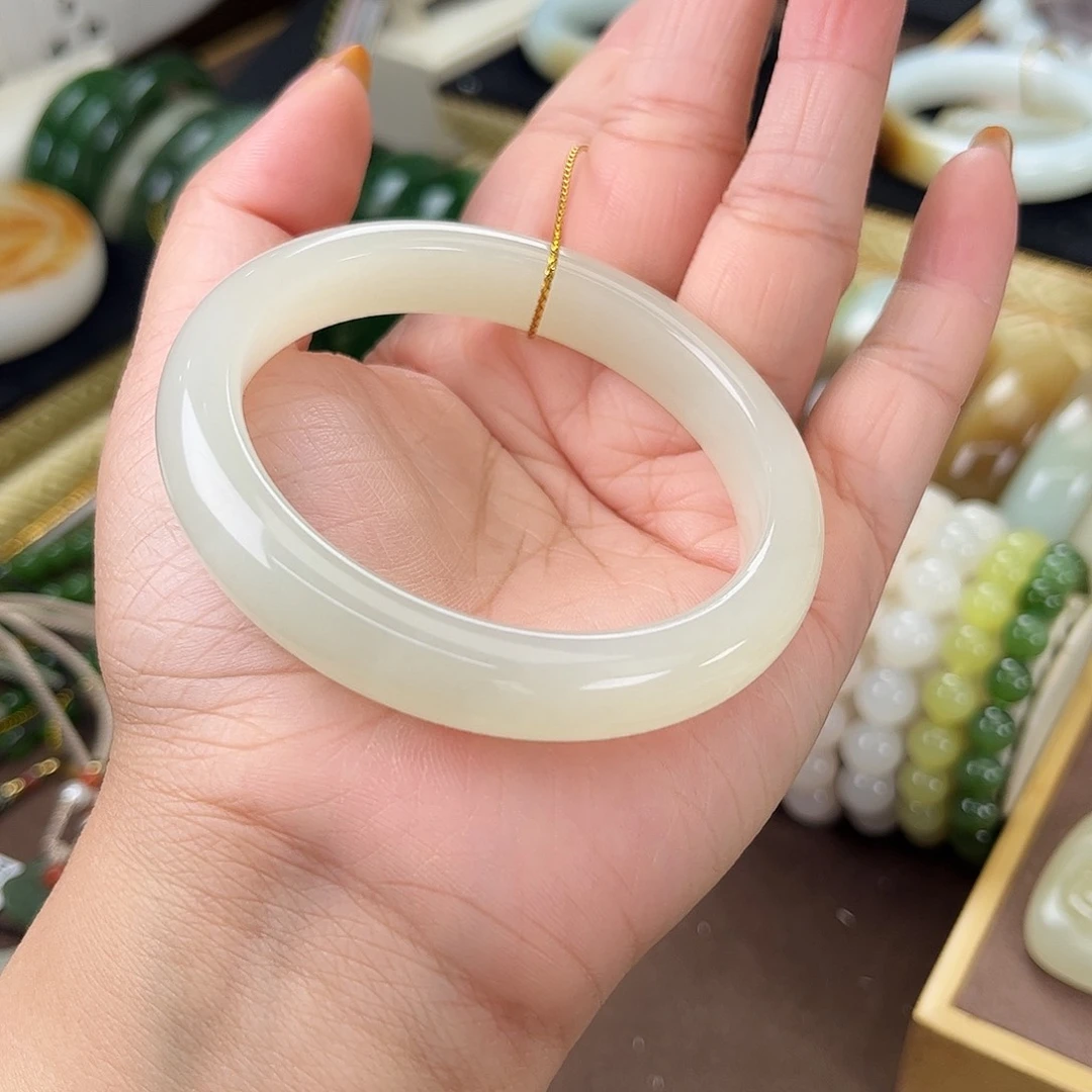 和田玉手镯未镶嵌