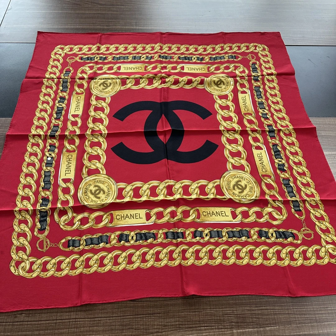 95新 Chanel/香奈儿 女士红色大Clogo金币90*90㎝大方巾156181
