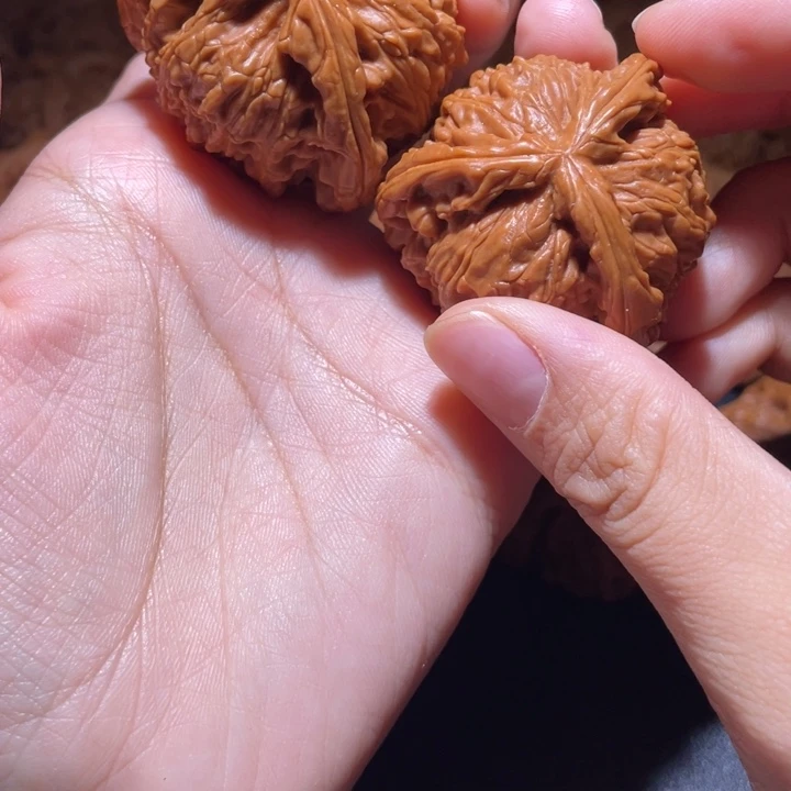 王***吊坠桃核小妹三棱