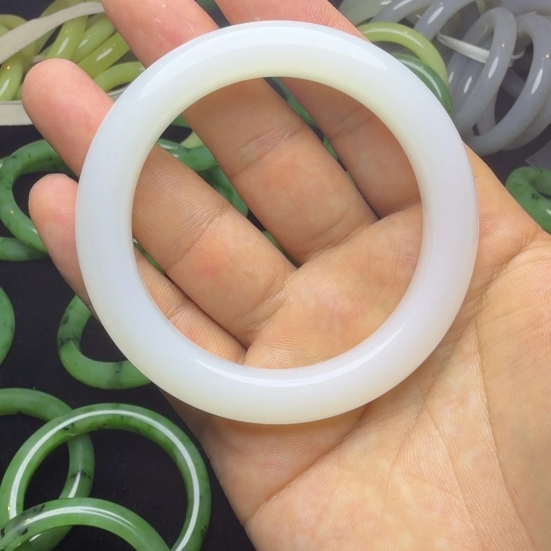 越***好和田玉未镶嵌手镯