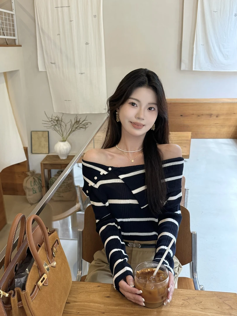 【浮云月下】韩系一字肩条纹撞色针织衫女秋季气质露肩修身显瘦上衣