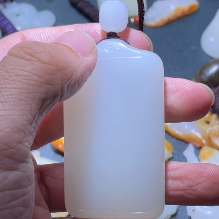 山***顶和田玉未镶嵌颈饰