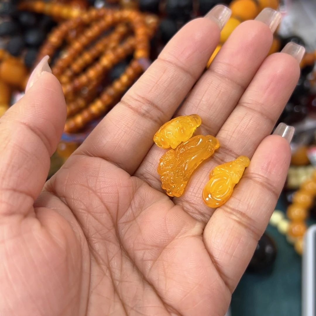 琥珀珠宝奇石未镶嵌47发其中一个