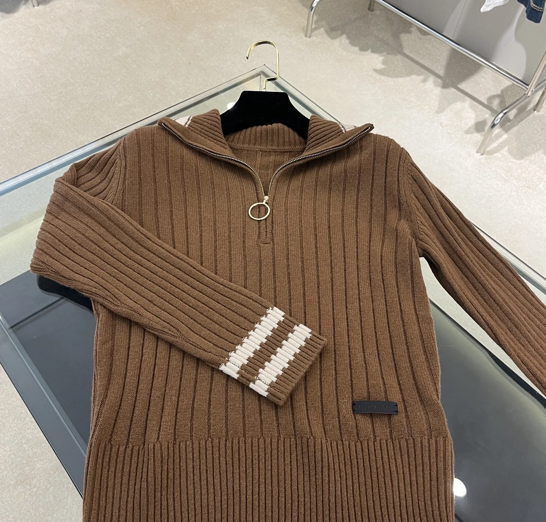 MU【棕调时尚】2025秋冬复古棕半拉链条纹袖章点缀坑条立领毛衣1390
