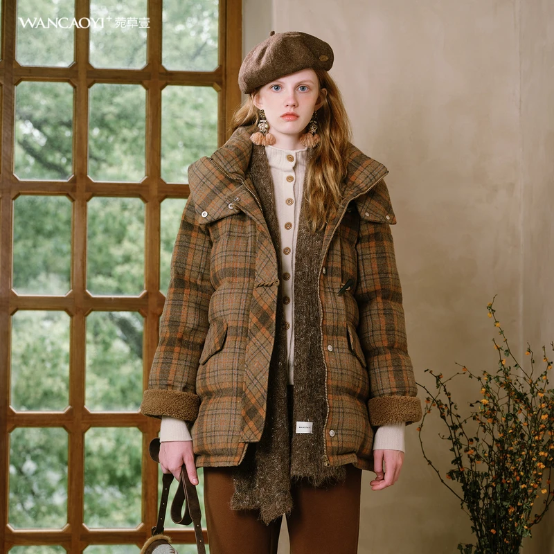 菀壹2025冬季新款复古格子磨毛女连帽呢外套Y09850451