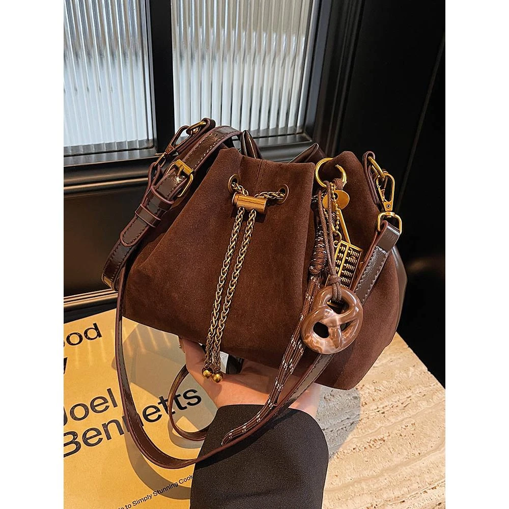 秋冬磨砂水桶包女2025新款美拉德通勤单肩腋下包复古麂皮绒斜挎包