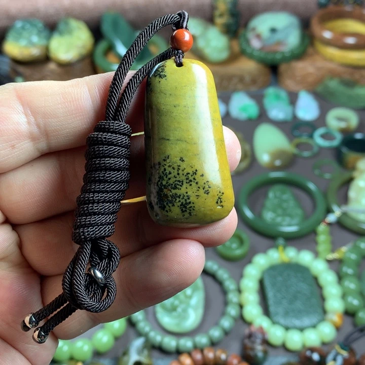 透闪石质玉未镶嵌吊坠(赠链)