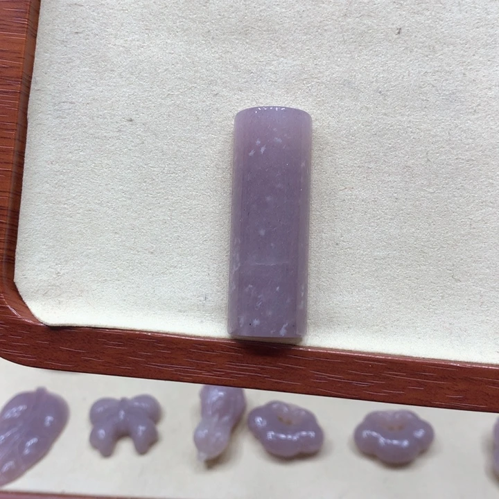 石英质玉颈饰足铂镶嵌芯*