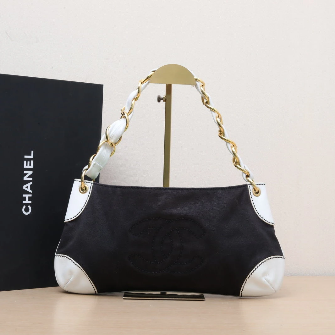 95新 Chanel/香奈儿 【黑黑】 黑白 帆布 8开 熊猫配色 腋下包