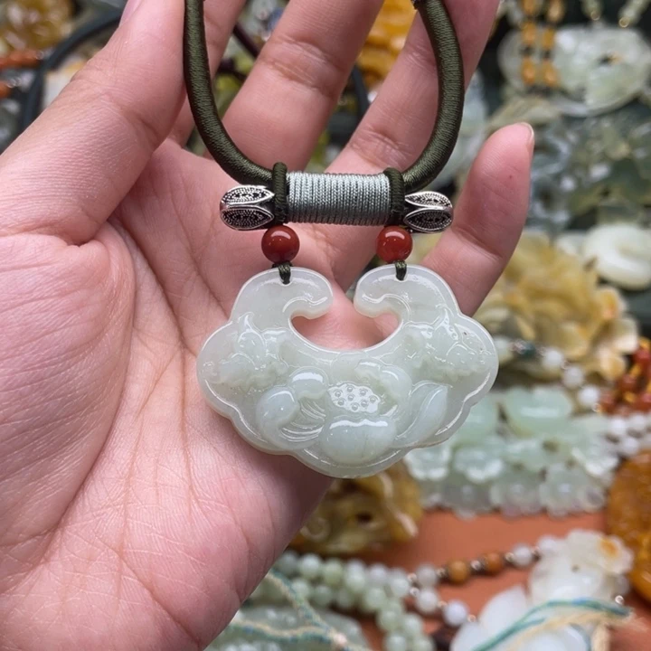 蛇纹石玉吊坠合金
