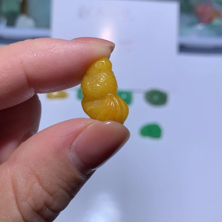 翡翠未镶嵌颈饰鱼