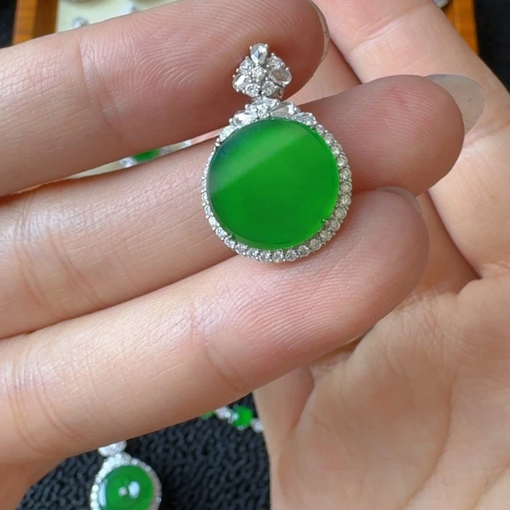 翡翠18K金镶嵌颈饰吊坠