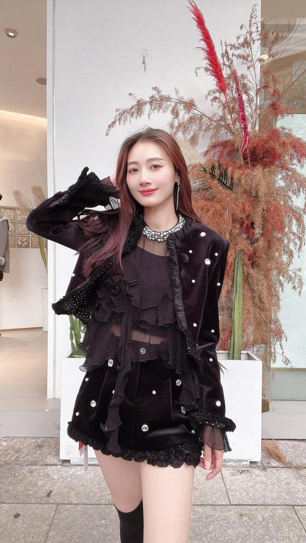 2025春季新品老钱风高级感订钻黑色丝绒短外套半身裙两件套装