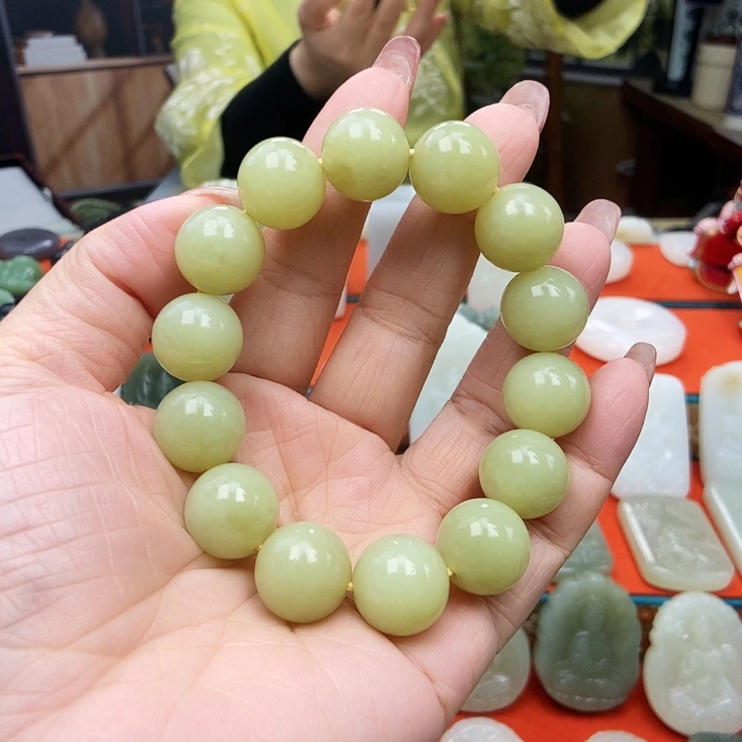 翁***翁和田玉未镶嵌颈饰