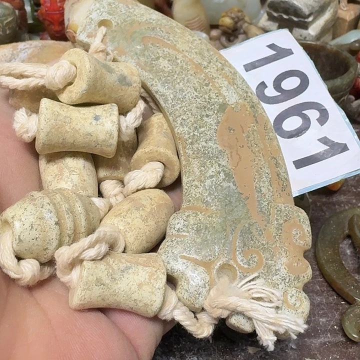 透闪石-蛇纹石玉未镶嵌颈饰